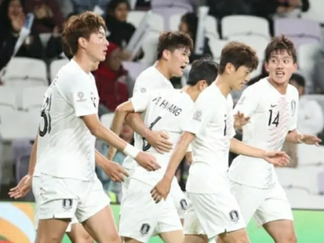 キム・ミンジェのゴールを喜ぶ韓国代表＝１１日、アルアイン（聯合ニュース）