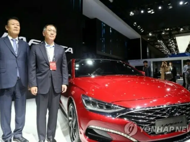 昨年4月に北京で開催された自動車展示会「北京モーターショー」に出席した現代自動車グループの鄭義宣(チョン・ウィソン)副会長(右)=(聯合ニュース)