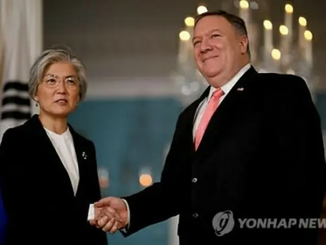 韓国の康京和長官（左）とポンペオ米国務長官（資料写真）＝（聯合ニュース）