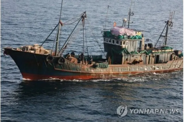 違法操業する漁船（資料写真）＝（聯合ニュース）