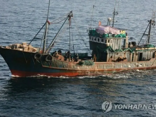 違法操業する漁船（資料写真）＝（聯合ニュース）