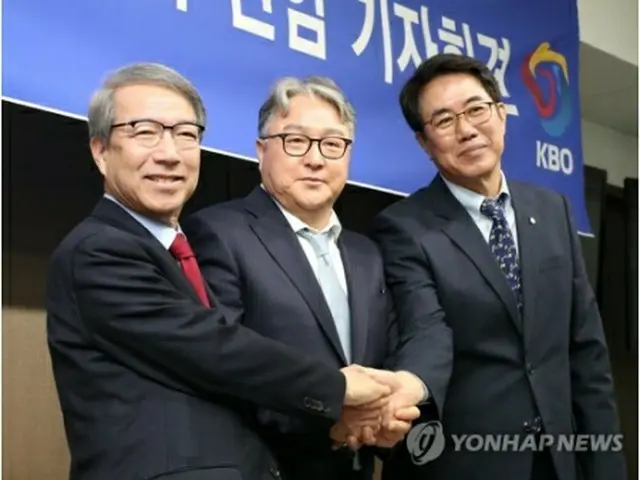 金卿文氏（中央）の韓国代表監督選任が２８日、韓国野球委員会（ＫＢＯ）で発表された＝（聯合ニュース）