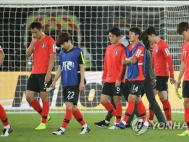 アジアカップの準々決勝でカタールに敗れ肩を落とす韓国イレブン＝（聯合ニュース）