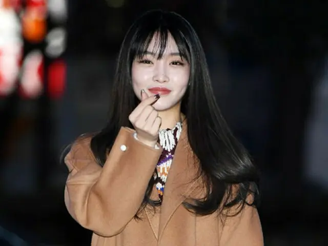 韓国歌手チョンハが腹痛を訴え、スケジュールをキャンセルして入院した。(提供:OSEN)