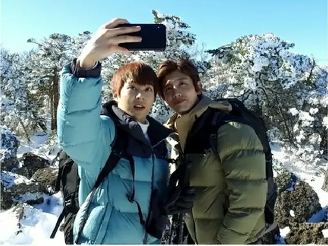 韓国ボーイズグループ「東方神起」のチャンミンと「EXO」のXIUMINが、雪山登山に挑戦した。（写真提供:OSEN）
