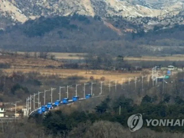 韓国側代表団を乗せ、金剛山に向かうバス＝１２日、高城（聯合ニュース）