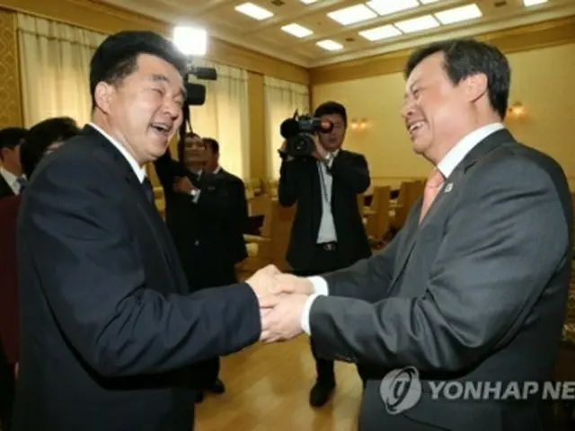 握手を交わす都鍾煥長官（右）と北朝鮮の金日国体育相＝（聯合ニュース）