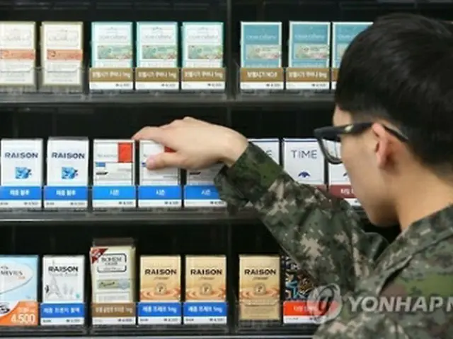 軍の売店に並ぶたばこ（資料写真）＝（聯合ニュース）