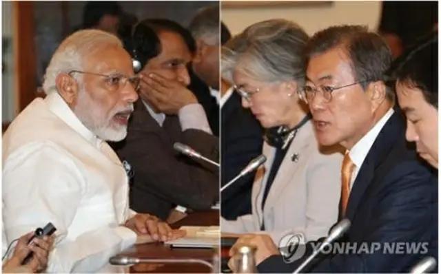 昨年７月１０日、インド・ニューデリーで会談する文大統領（右）とモディ首相＝（聯合ニュース）