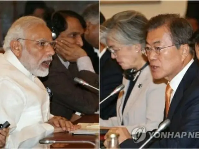 昨年７月１０日、インド・ニューデリーで会談する文大統領（右）とモディ首相＝（聯合ニュース）