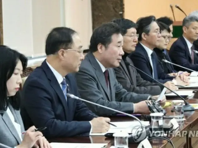 粒子状物質特別対策委の初会合で発言する李首相（左から３人目）＝１５日、ソウル（聯合ニュース）