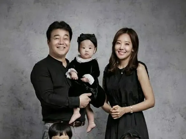 韓国料理家兼事業家、そして現在はタレントとしても大人気のペク・ジョンウォンと女優ソ・ユジン夫婦の幸せいっぱいの家族写真が公開された。（写真提供:OSEN）