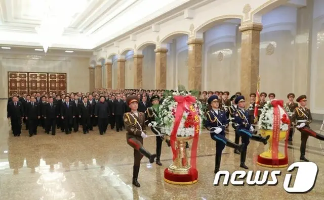 北朝鮮の金正恩委員長が、故金正日総書記の誕生日となる光明星節を迎え、錦繍山（クムスサン）太陽宮殿を参拝した。（提供:news1/写真は昨年12月のもの）