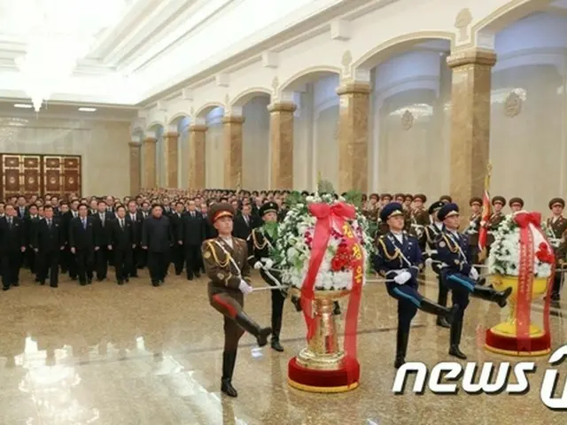 北朝鮮の金正恩委員長が、故金正日総書記の誕生日となる光明星節を迎え、錦繍山（クムスサン）太陽宮殿を参拝した。（提供:news1/写真は昨年12月のもの）