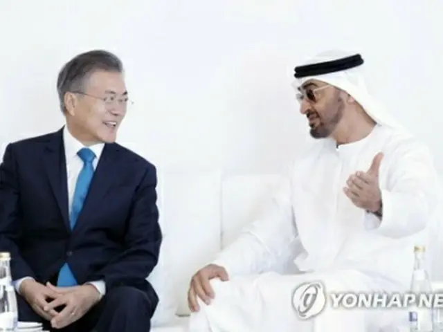 昨年3月26日、UAEを訪問した文大統領（左）とムハンマド皇太子＝（聯合ニュース）