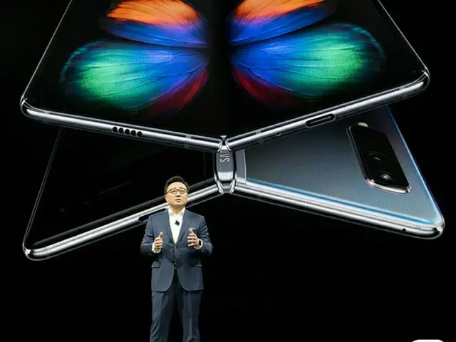 サムスン電子、折り畳み可能なスマートフォン「Galaxy Fold」公開＝韓国