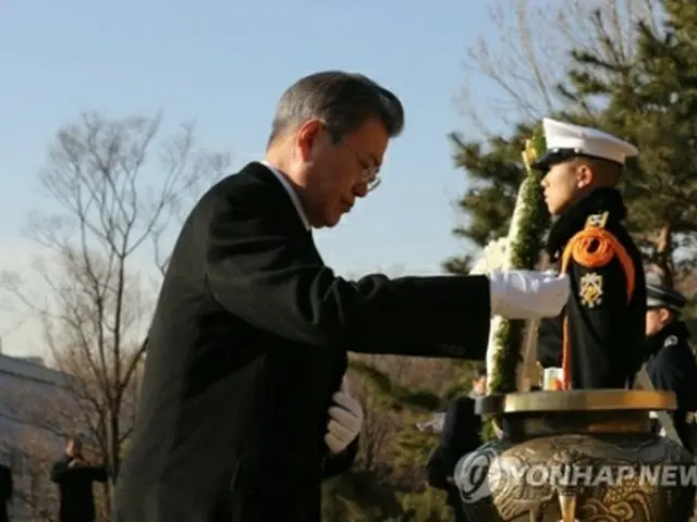 独立運動家、金九（キム・グ）の墓を参拝した文大統領＝26日、ソウル（聯合ニュース）