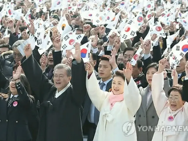万歳三唱する文大統領（前列左から２人目）＝１日、ソウル（聯合ニュース）