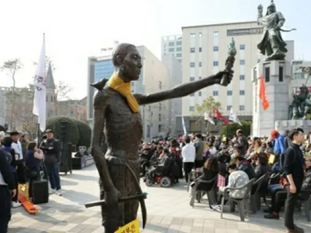 集会会場に置かれた労働者像＝１日、釜山（聯合ニュース）