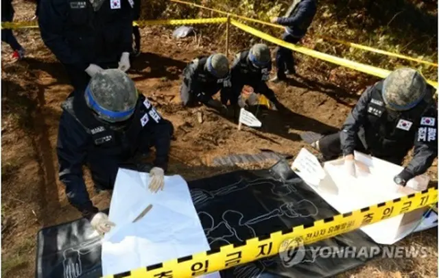 朝鮮戦争戦死者の遺骨を発掘する韓国国防部関係者ら（資料写真）＝（聯合ニュース）