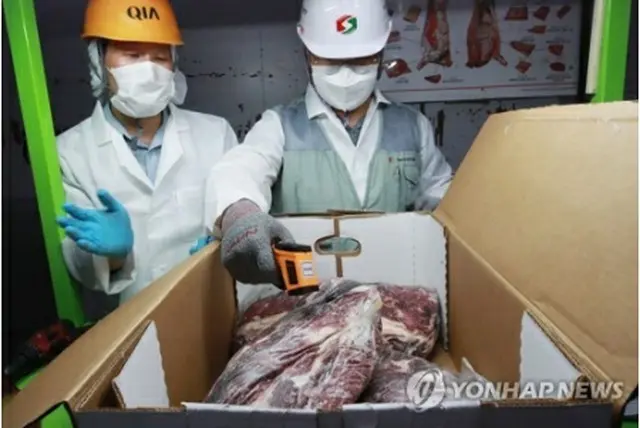 韓国の倉庫で米国産牛肉を検査する作業員（資料写真）＝（聯合ニュース）