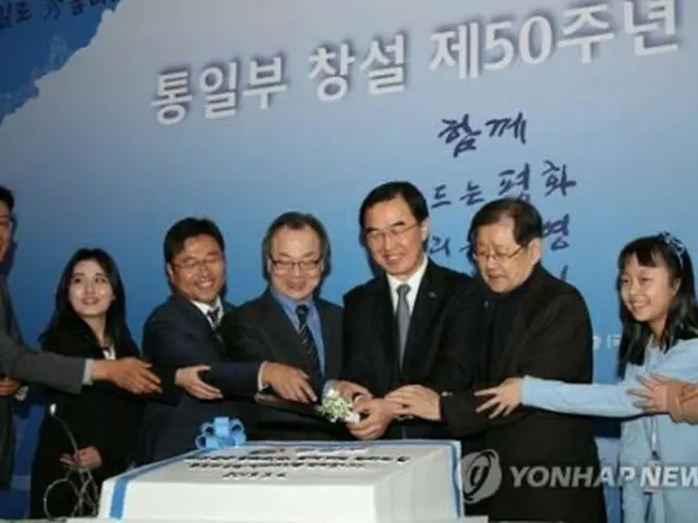創設50周年記念式典でケーキに入刀する趙長官（右から3人目）ら＝4日、ソウル（聯合ニュース）