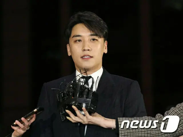 韓国国民権益委員会が、「BIGBANG」のV.I（スンリ、28）の性接待疑惑を触発したメッセンジャーの原本が入った携帯電話を確保したと伝えられている中、警察が委員会に資料を要請した。（提供:news1）
