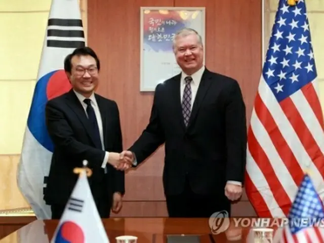 2月にソウルで会合した李本部長（左）とビーガン代表＝（聯合ニュース）