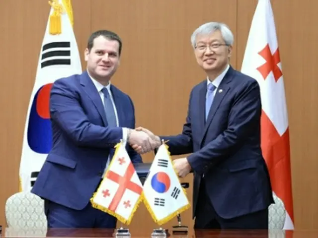 韓国外交部次官（右）とジョージア経済・持続的発展次官がソウルの外交部庁舎で協定に署名した（外交部提供）＝１１日、ソウル（聯合ニュース）