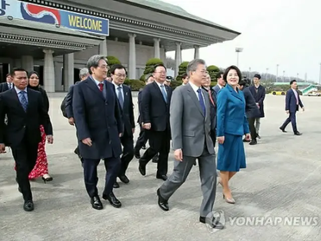 文大統領は10日、ブルネイ、マレーシア、カンボジアを歴訪するため専用機で京畿道・城南のソウル空港（軍用空港）を出発した。16日に帰国する＝（聯合ニュース）