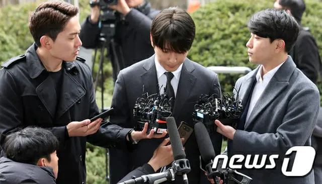 韓国歌手チョン・ジュンヨン（30）、V.I（元BIGBANG、28）と共にカカオトークのグループトークルームで盗撮動画を共有した容疑のチェ・ジョンフン（元FTISLAND、29）が16日、警察に出頭した。（提供:news1）
