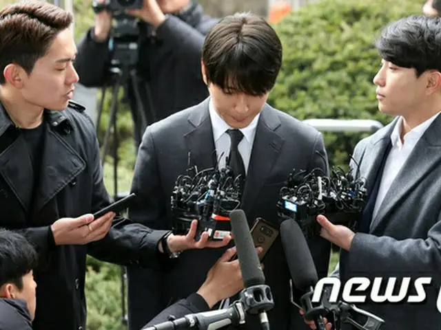 韓国歌手チョン・ジュンヨン（30）、V.I（元BIGBANG、28）と共にカカオトークのグループトークルームで盗撮動画を共有した容疑のチェ・ジョンフン（元FTISLAND、29）が16日、警察に出頭した。（提供:news1）