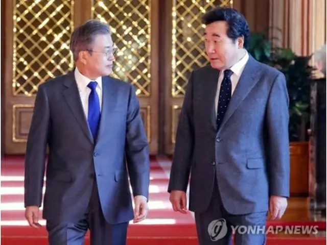 文大統領（左）と李洛淵（イ・ナクヨン）首相（資料写真）＝（聯合ニュース）