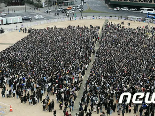 韓国ボーイズグループ「防弾少年団」が、再び世界中のファンと共に“ARMYPEDIA”グローバルイベントをおこなった。（写真提供:news1/写真は10日にソウル広場で開催された「RUN ARMY in ACTION」の様子。）