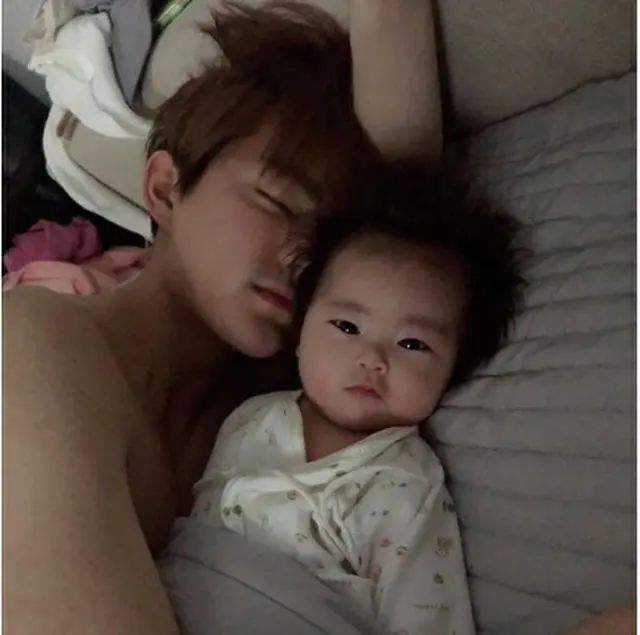韓国女優ハム・ソウォンが、夫ジンファのイクメン姿を公開し、親子の可愛い寝顔が話題を呼んでいる。（写真提供:OSEN）