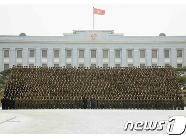 北朝鮮・金正恩氏、軍部行事の参加者らと記念撮影「軍心つかむ」