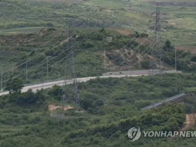 韓国北部・坡州から北朝鮮南部・開城へのびる京義線道路と鉄道（資料写真）＝（聯合ニュース）