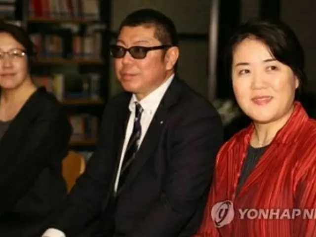 上映会前、韓国メディアとインタビューを行う（右から）尹監督、遠藤伸一さん、綾子さん＝３０日、ソウル（聯合ニュース）