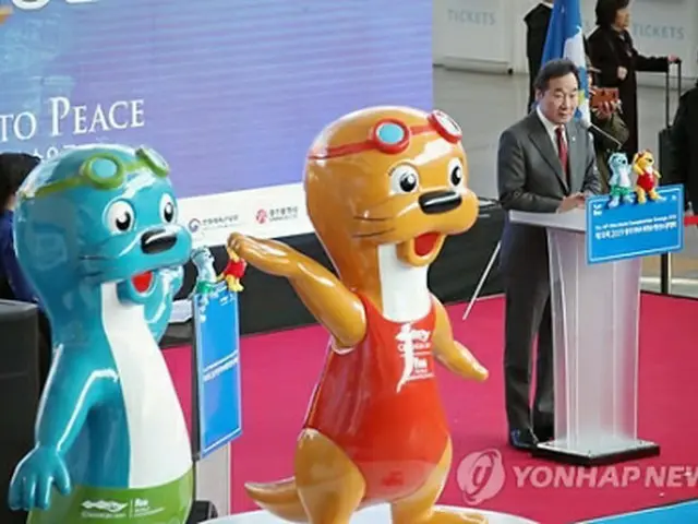 世界水泳選手権の開幕まで150日となった先月11日、ソウル駅で大会マスコット「スリ」「タリ」をかたどったオブジェの除幕式が開かれ、李洛淵（イ・ナクヨン）首相らが出席した＝（聯合ニュース）