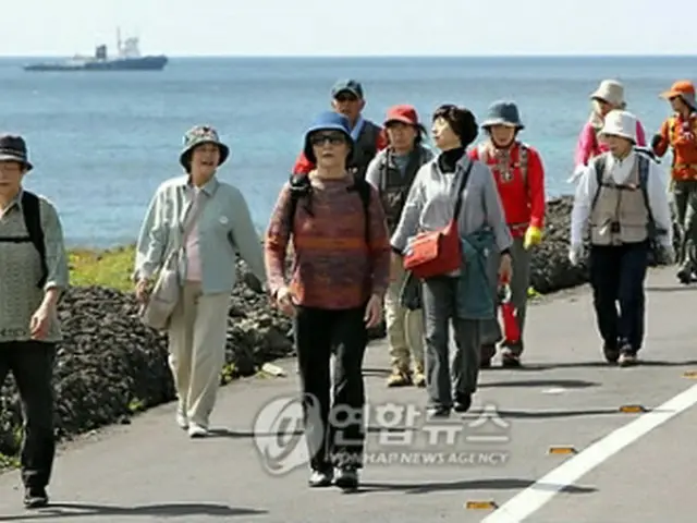 済州島の海岸沿いを歩く日本の観光客（資料写真）＝（聯合ニュース）