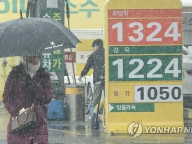 ソウル市内のガソリンスタンドに表示されたガソリンや軽油の価格（資料写真）＝（聯合ニュース）