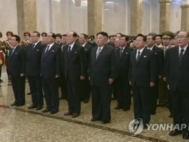 北朝鮮の朝鮮中央テレビは今年１月１日、金委員長が錦繍山太陽宮殿を参拝したと報じた＝（朝鮮中央テレビ＝聯合ニュース）