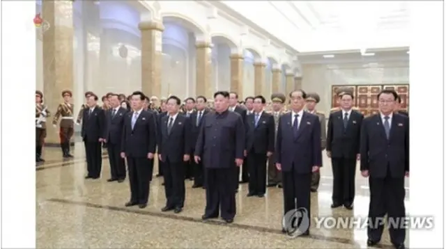 北朝鮮の朝鮮中央テレビは15日、金委員長（中央）が錦繍山太陽宮殿を参拝したと報じた＝（聯合ニュース）