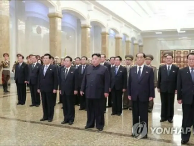 北朝鮮の朝鮮中央テレビは15日、金委員長（中央）が錦繍山太陽宮殿を参拝したと報じた＝（聯合ニュース）