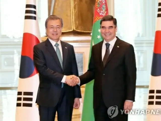 会談前に握手する文大統領（左）とベルディムハメドフ大統領＝１７日、アシガバート（聯合ニュース）