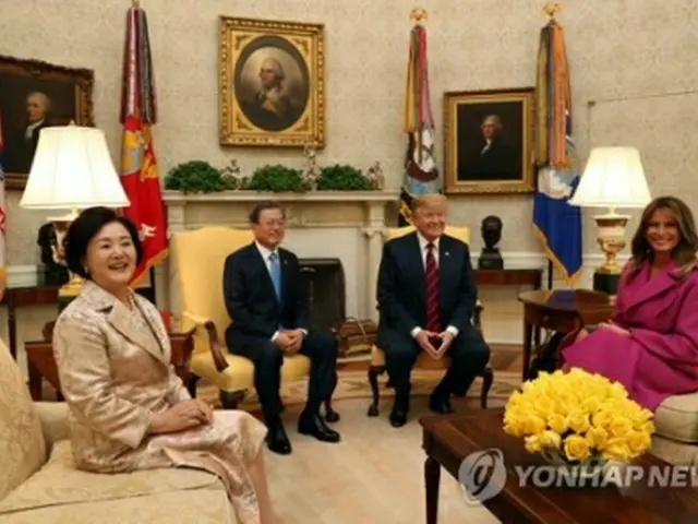 ホワイトハウスで首脳会談に臨む韓米首脳夫妻＝（聯合ニュース）
