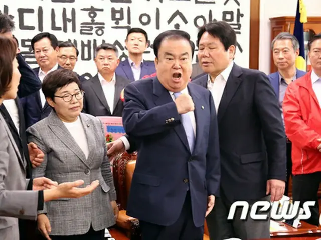 「天皇に謝罪」求めた韓国国会議長、低血糖で緊急搬送
