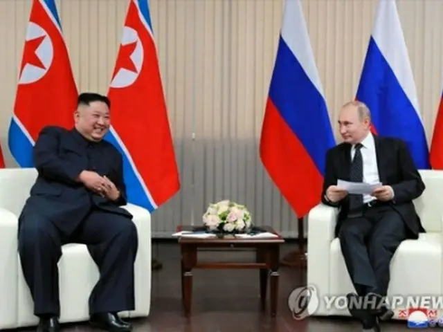 北朝鮮の朝鮮中央通信は、25日に開かれたロ朝首脳会談の写真をホームページに掲載した＝26日、ソウル（聯合ニュース）