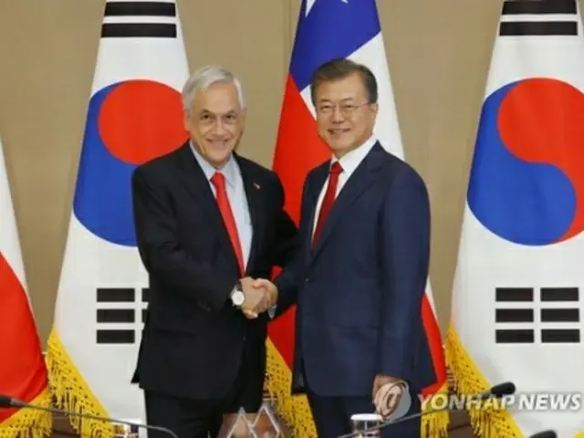握手を交わす文大統領（右）とピニェラ大統領＝２９日、ソウル（聯合ニュース）