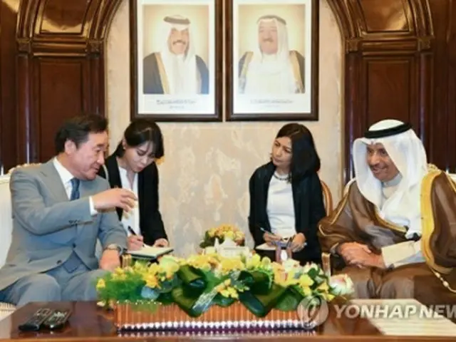 サバハ首相と会談する李首相（左）＝１日、クウェート（聯合ニュース）